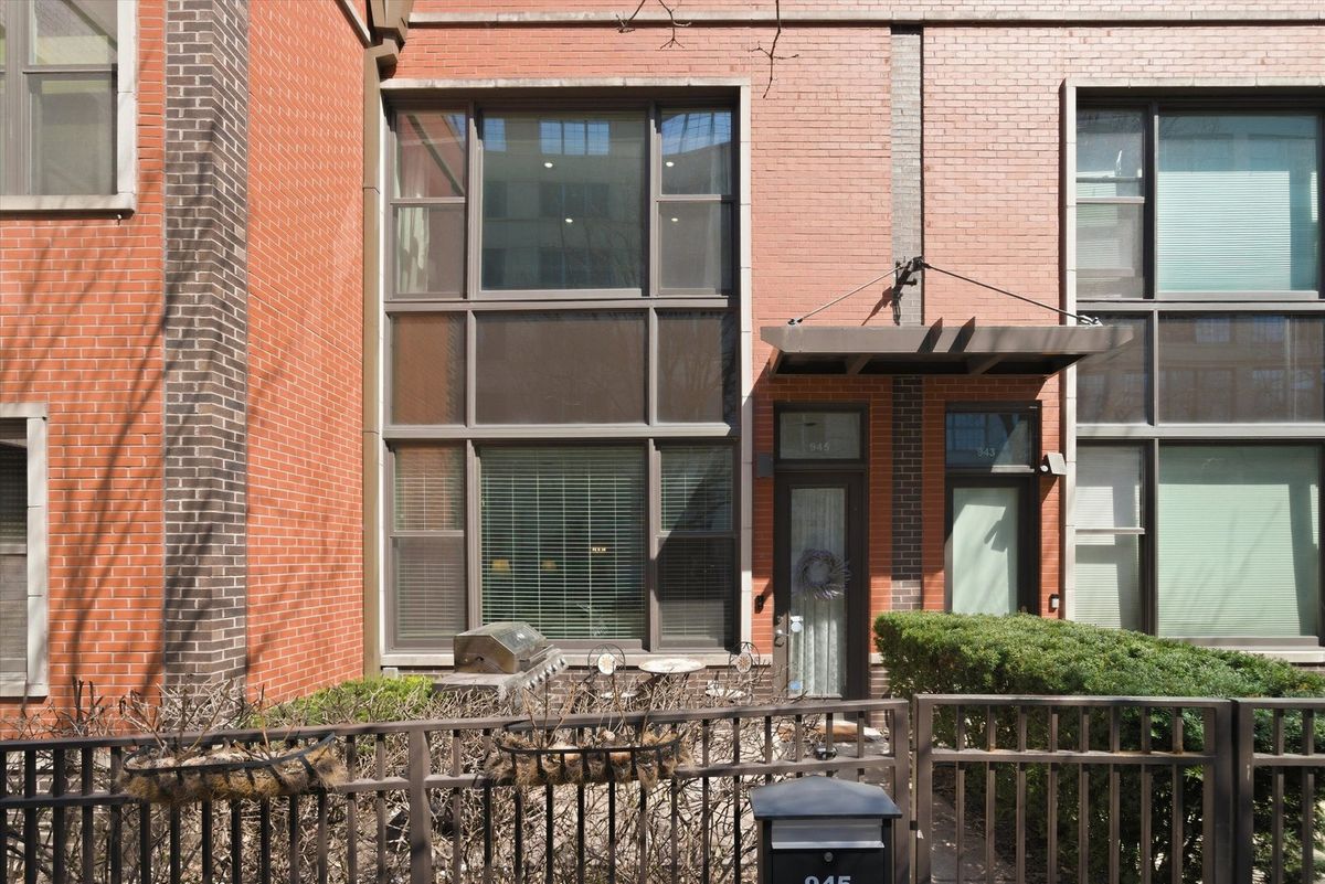 945 Kingsbury Street, Chicago, IL 60610