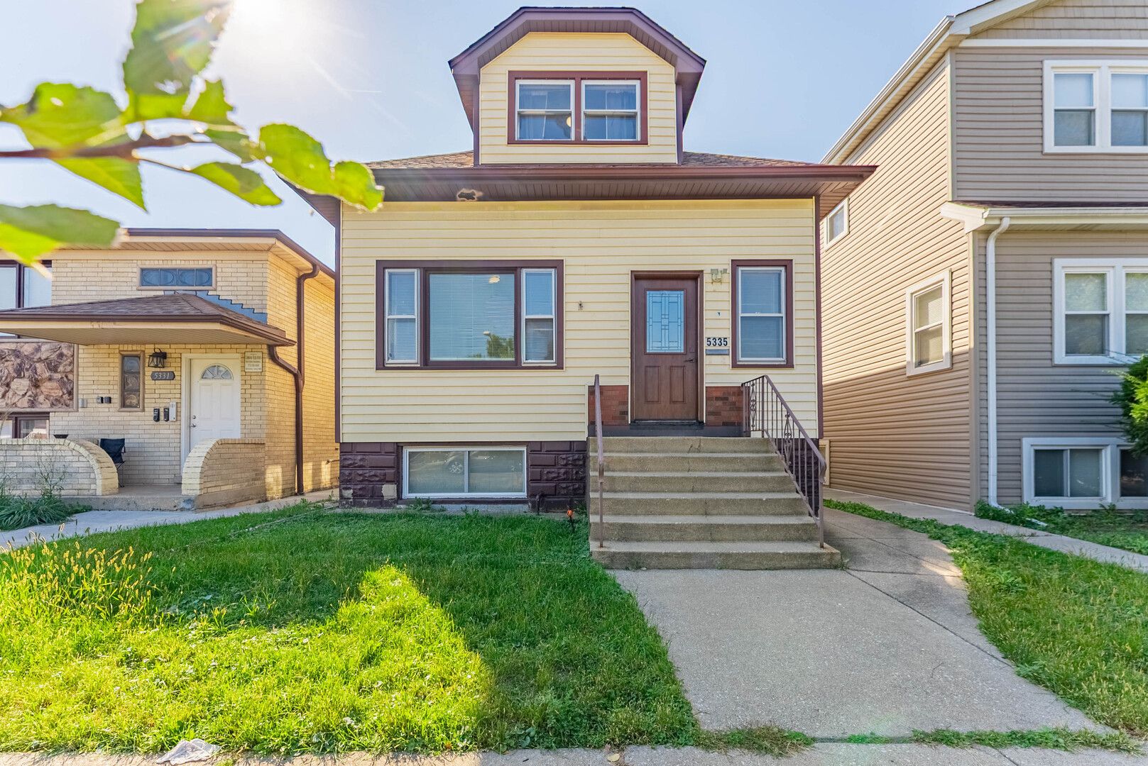 5335 W Barry Avenue — Chicago, IL 60641