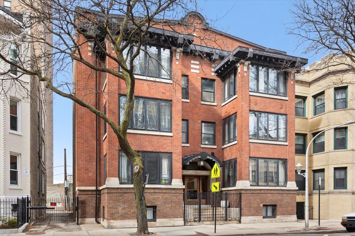 4176 Clarendon Avenue, Chicago, IL 60613