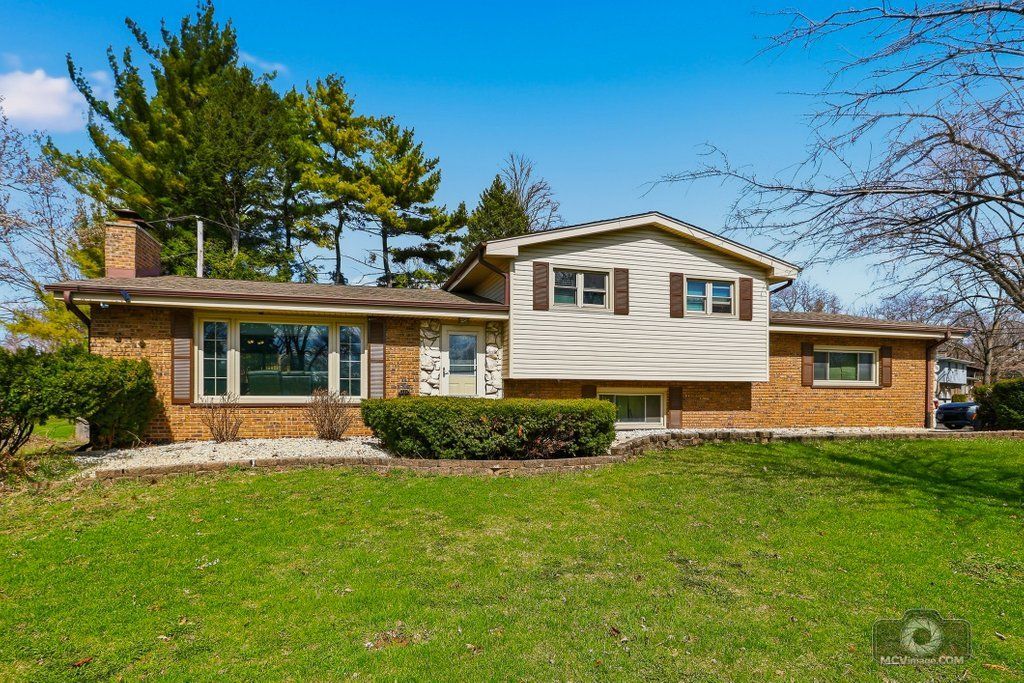 20W260 Meadow Lane — Lemont, IL 60439