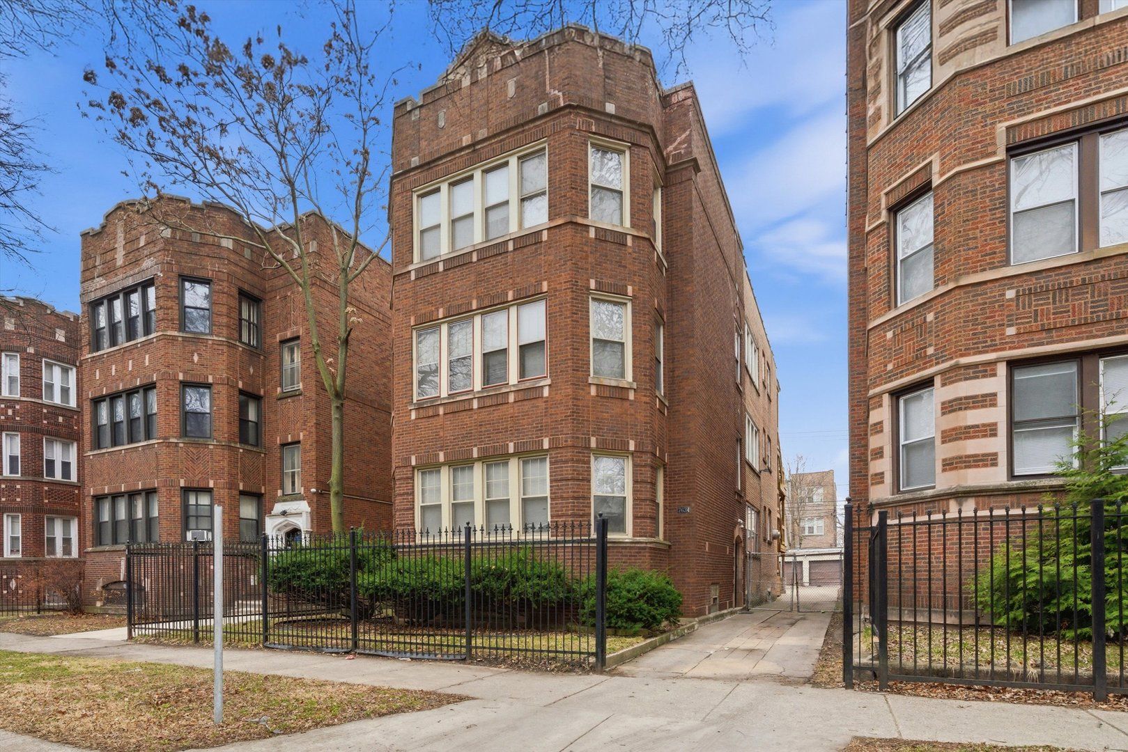 7634 S Phillips Avenue — Chicago, IL 60649