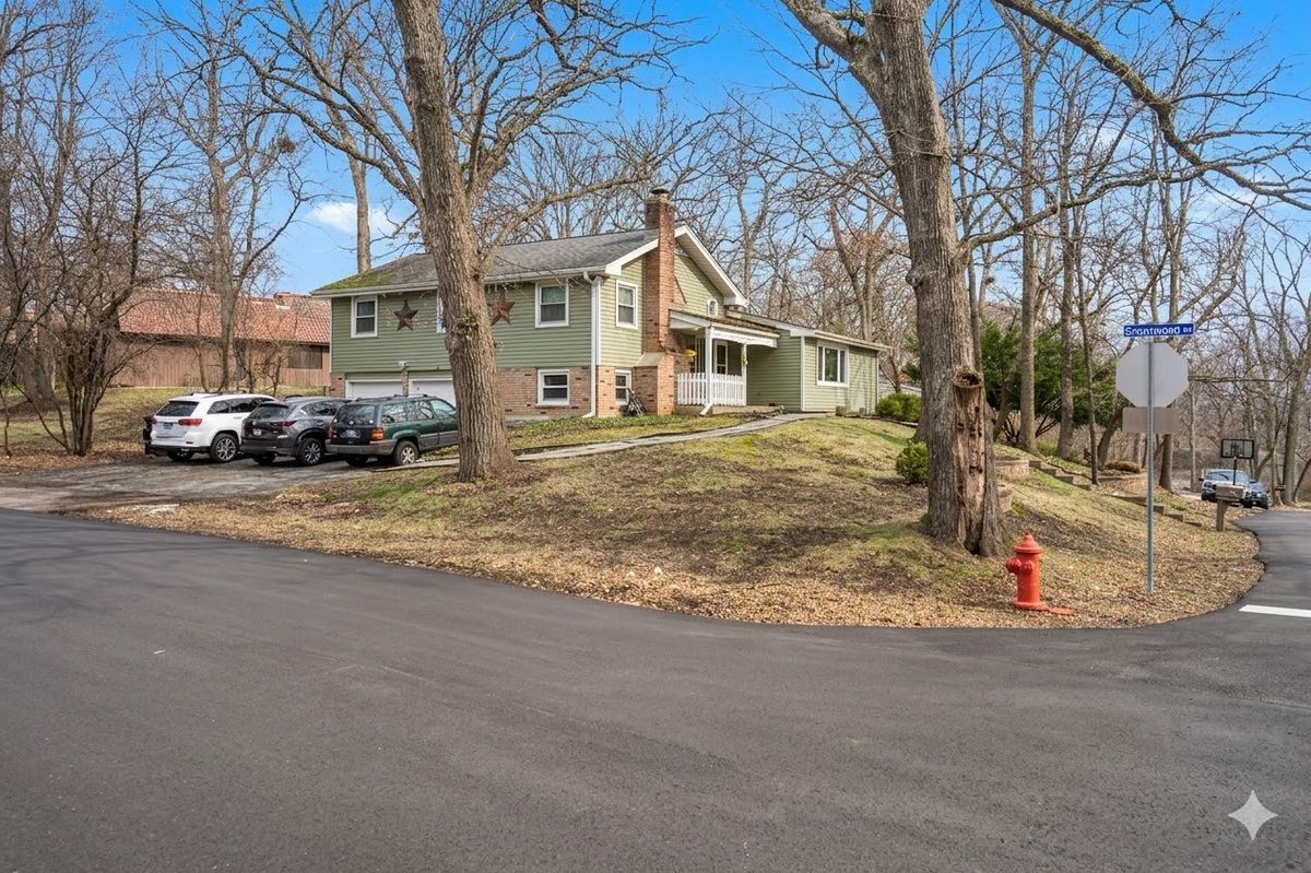 714 Elmwood Drive, Carpentersville, IL 60110