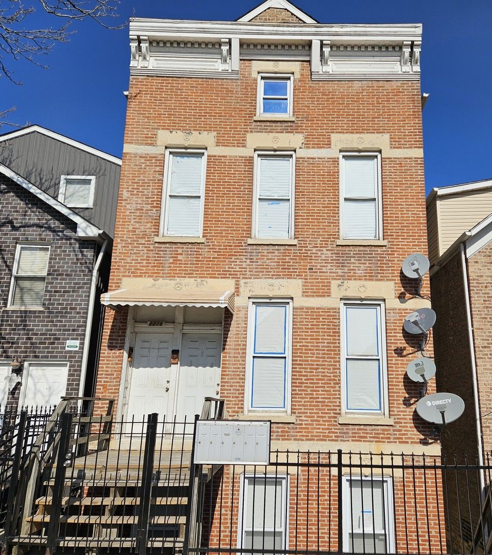 2216 W 21st Place #2F — Chicago, IL 60608