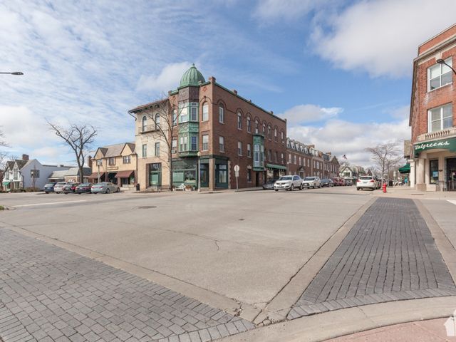 293 Deerpath Road, Lake Forest, IL 60045