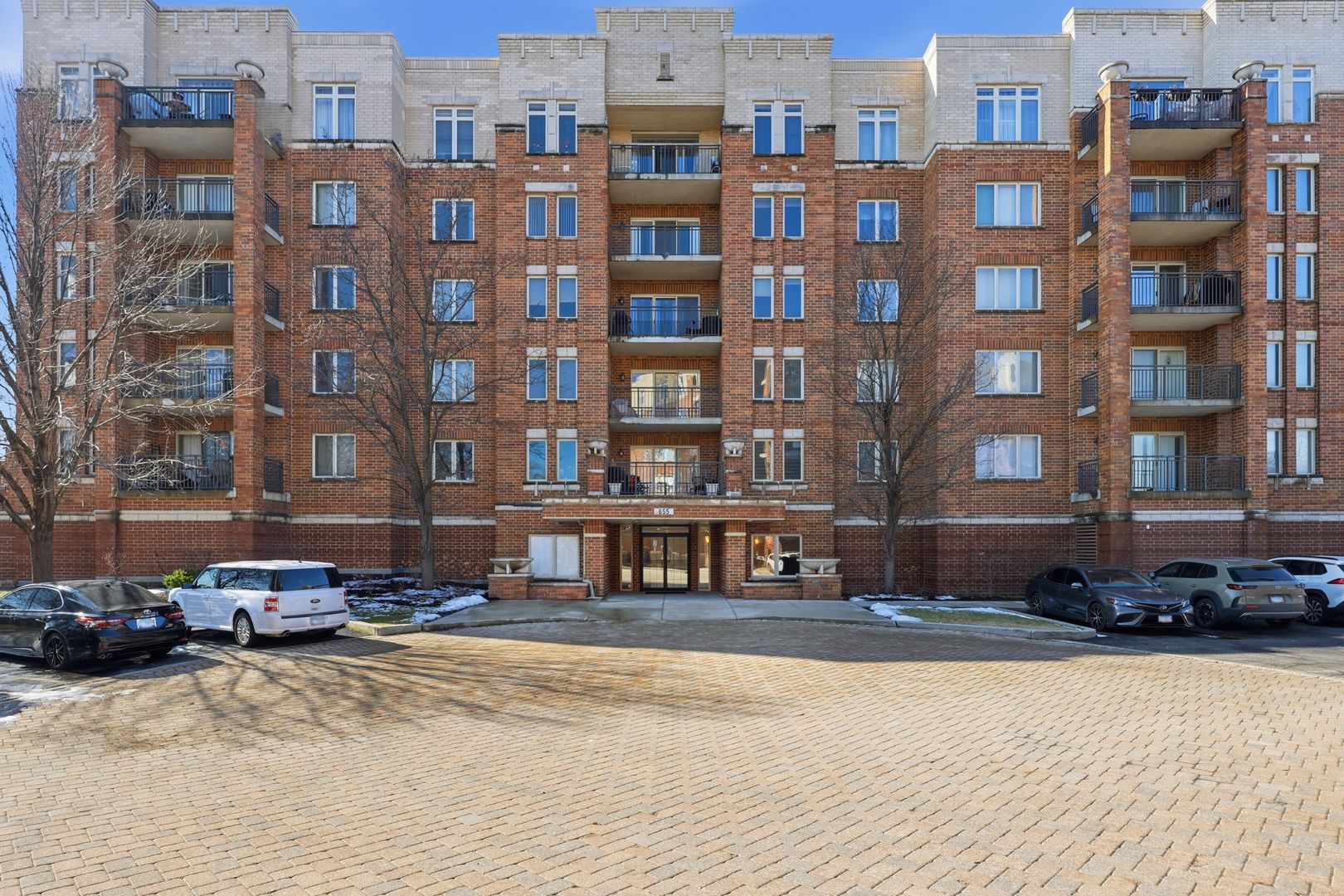 655 Perrie Drive #302 — Elk Grove Village, IL 60007
