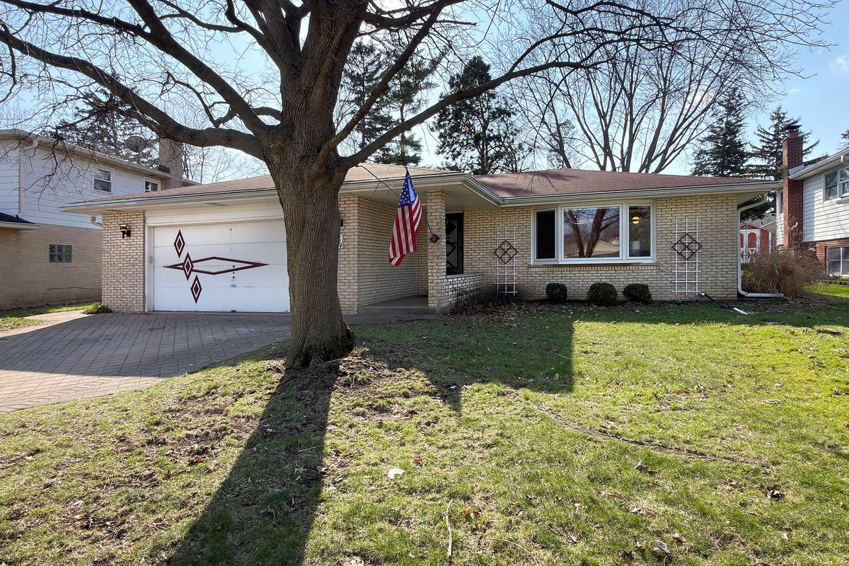 914 Robert Drive, Mount Prospect, IL 60056