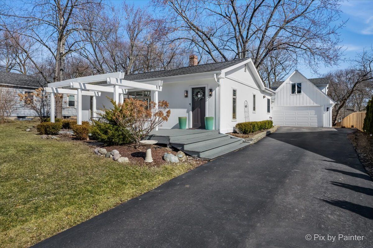 917 Grove Avenue, Barrington, IL 60010