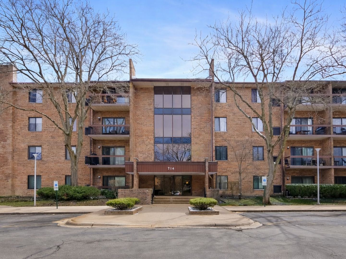 714 Walnut Drive #405 — Darien, IL 60561