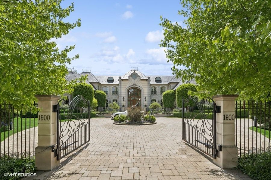 1900 Winnetka Avenue — Northfield, IL 60093