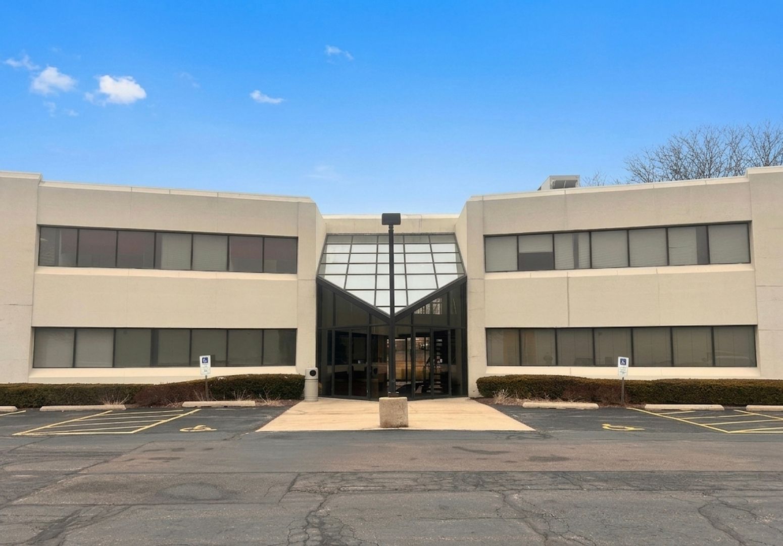 651 W Terra Cotta Avenue — Crystal Lake, IL 60014