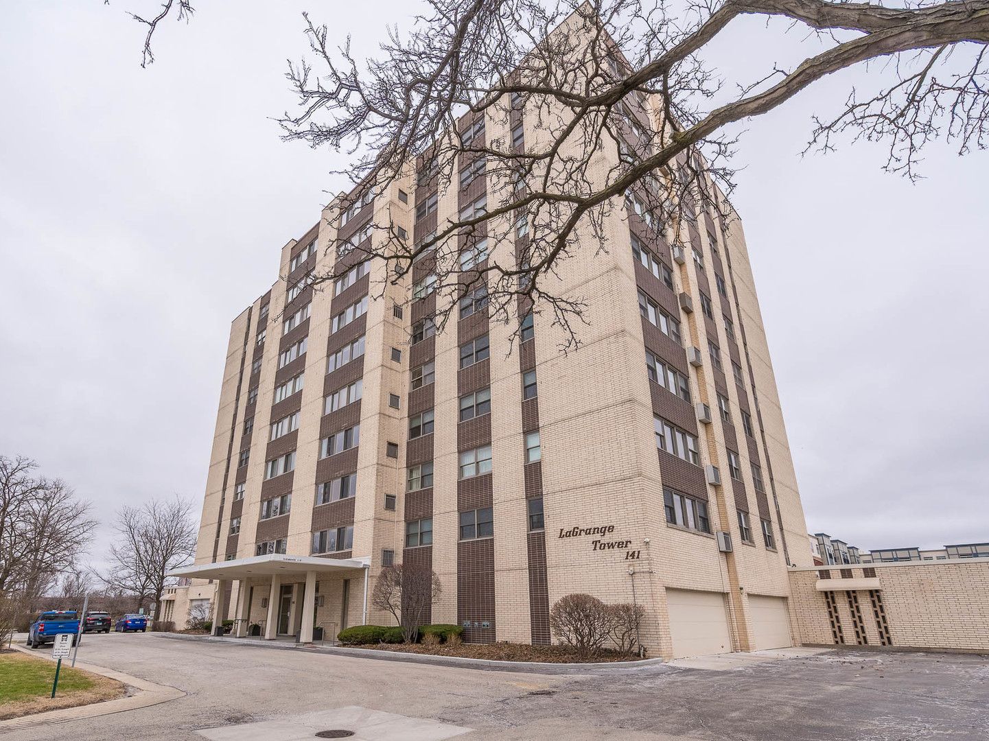 141 N La Grange Road #801 — La Grange, IL 60525