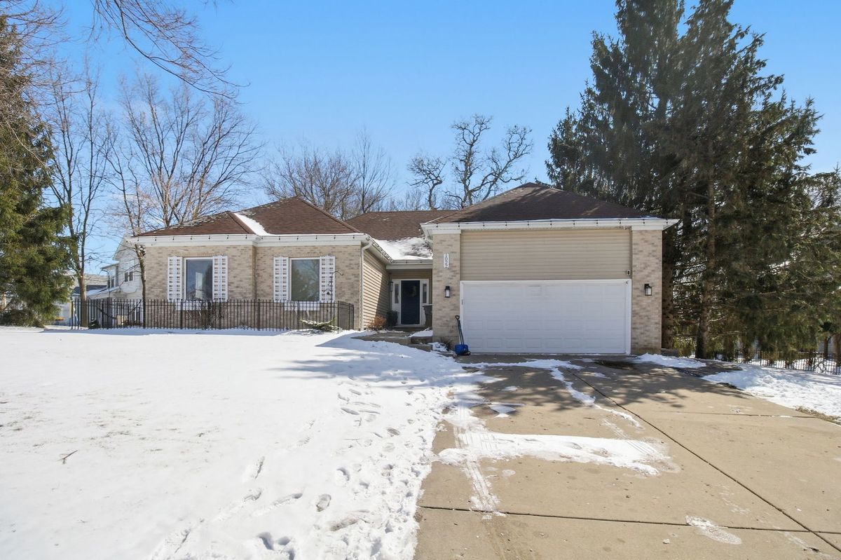 1022 Rosewood Drive, Carpentersville, IL 60110