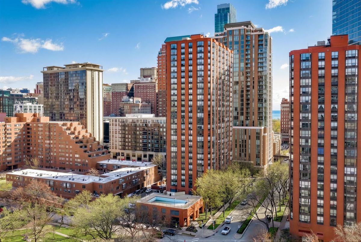 899 Plymouth Court, Chicago, IL 60605