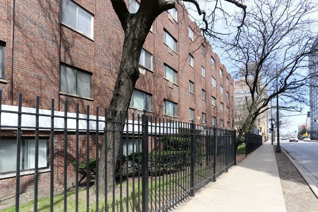 1040 HOLLYWOOD Avenue — Chicago, IL 60660