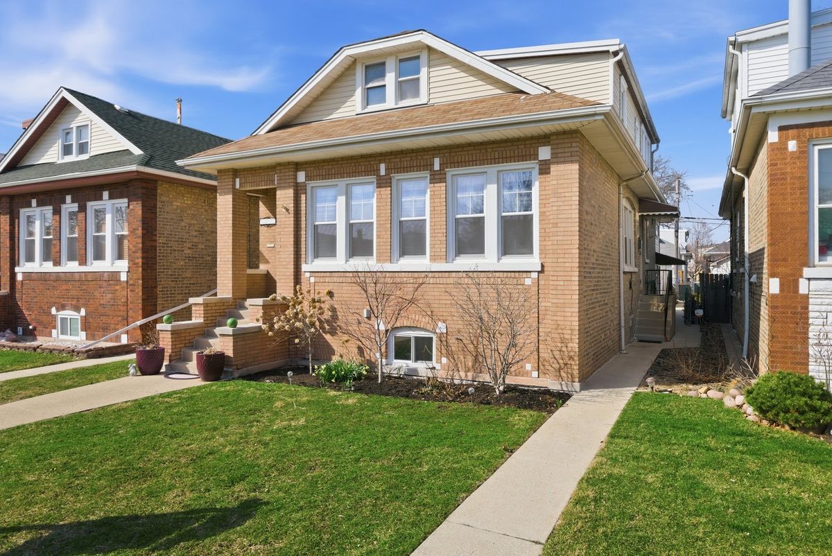 5722 Eastwood Avenue, Chicago, IL 60630