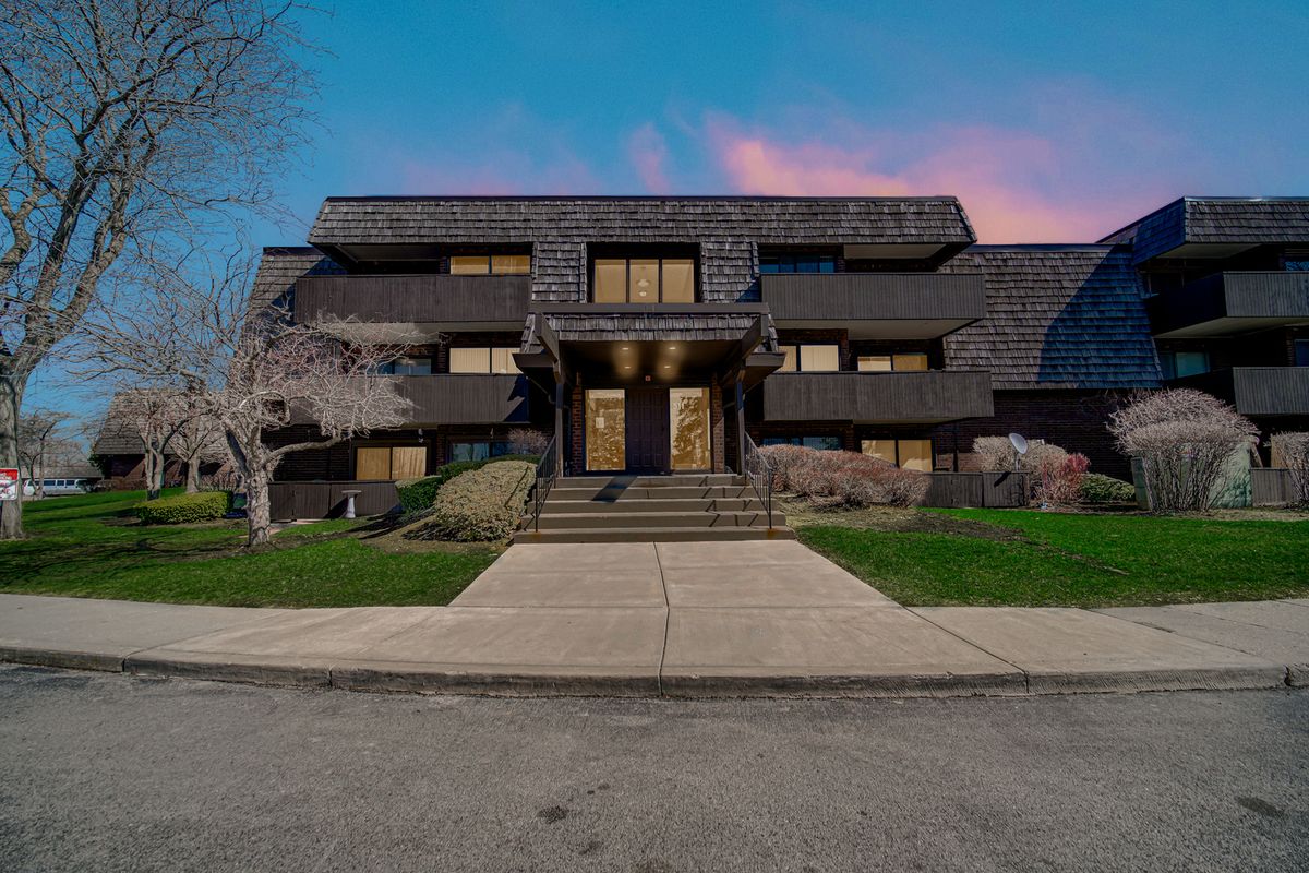 511 Timber Ridge Drive, Carol Stream, IL 60188