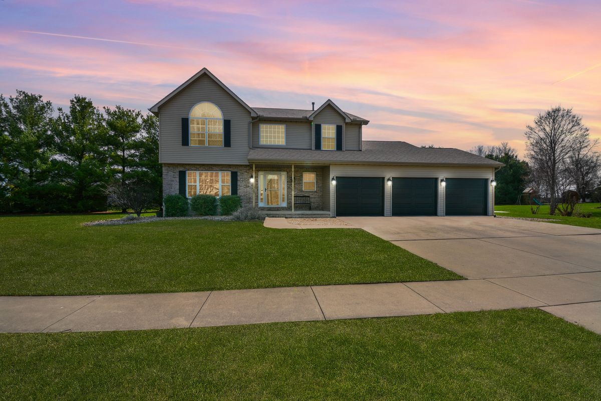 104 Hunter Court, Hudson, IL 61748