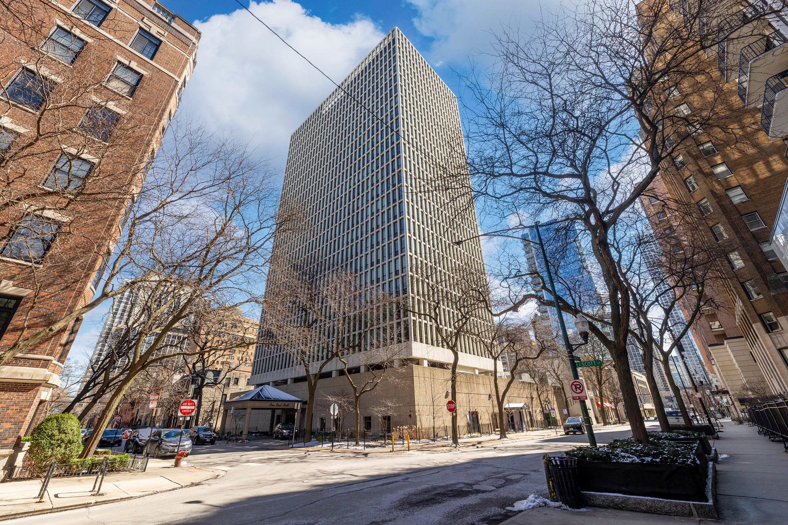 1 E Scott Street #2004 — Chicago, IL 60610