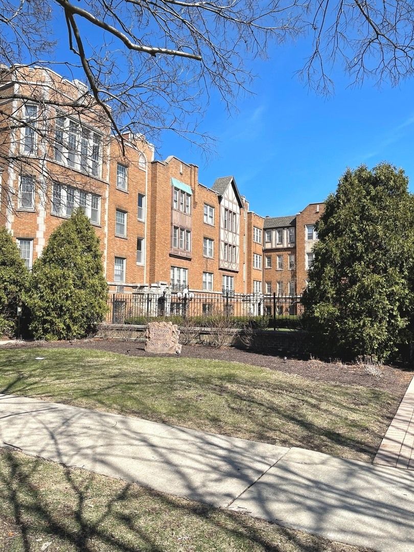 10925 S Longwood Drive #1 — Chicago, IL 60643