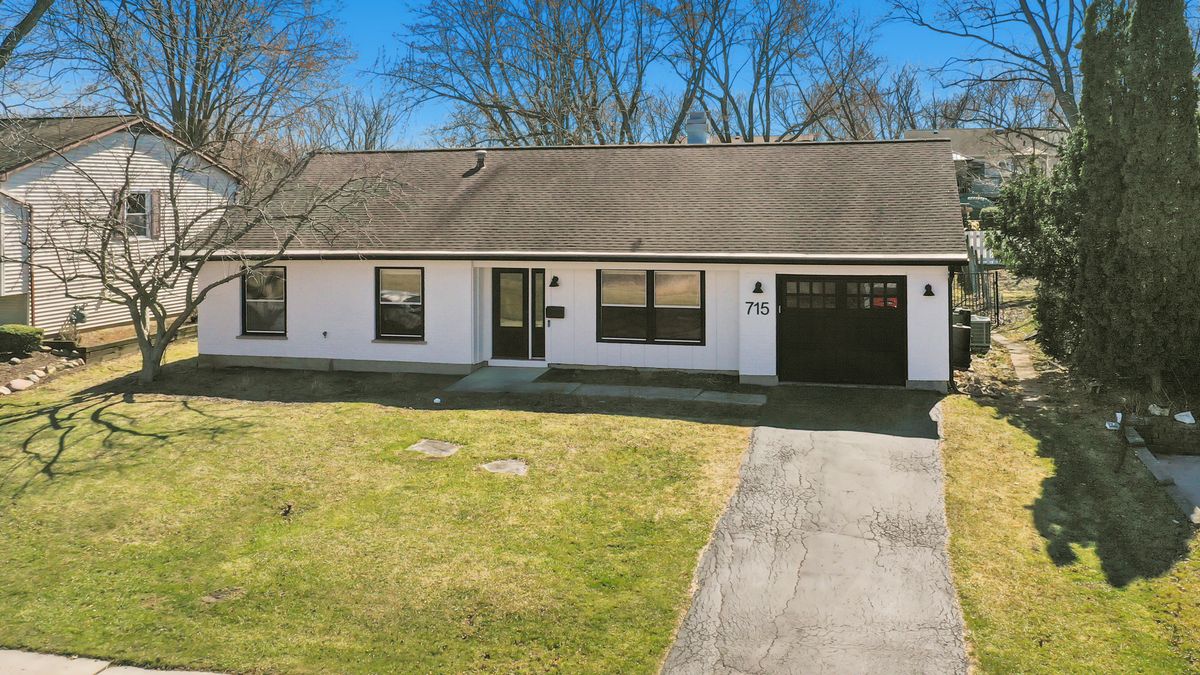 715 Surryse Road, Lake Zurich, IL 60047