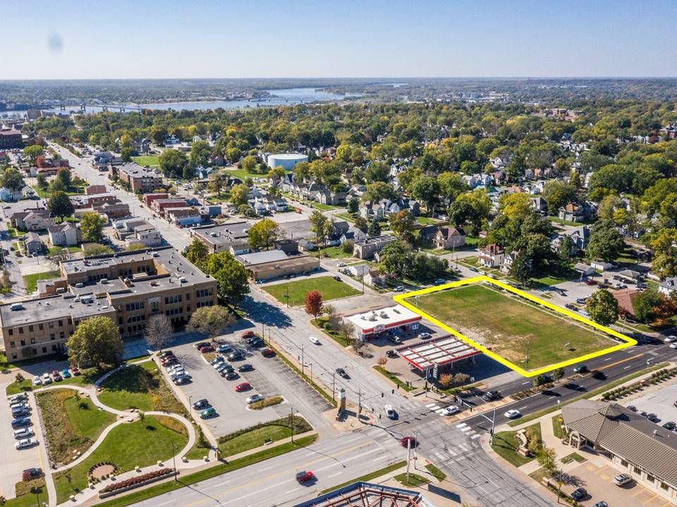 321 W Locust Street — Davenport, IA 52803