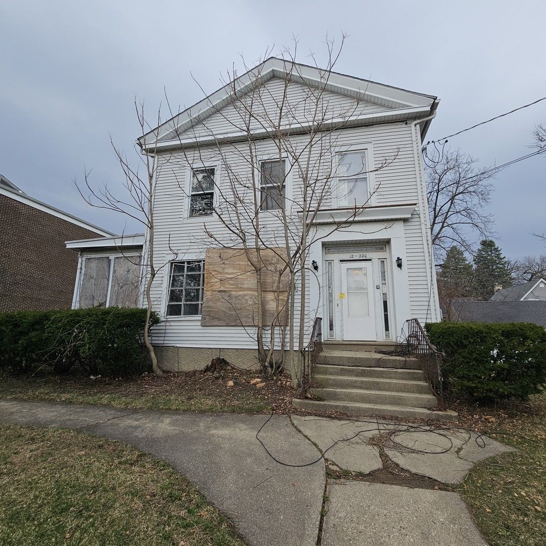 212 S Tryon Street — Woodstock, IL 60098