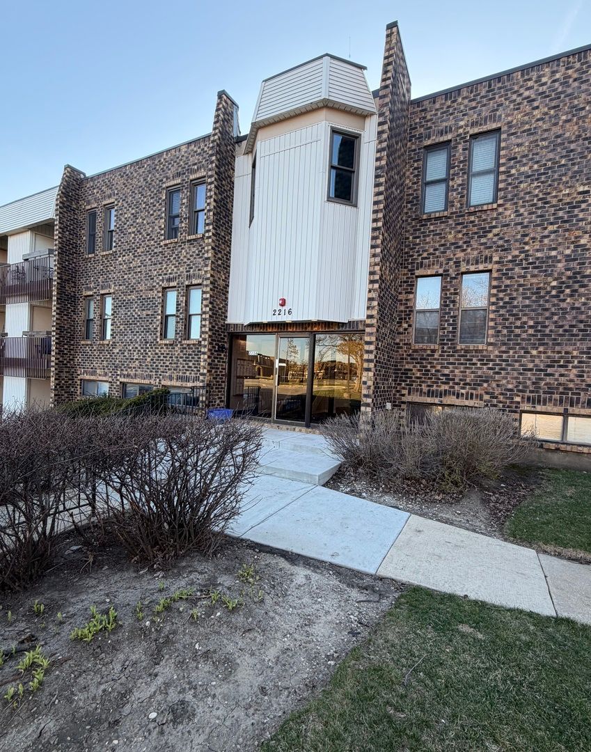 2216 Country Club Drive #25 — Woodridge, IL 60517