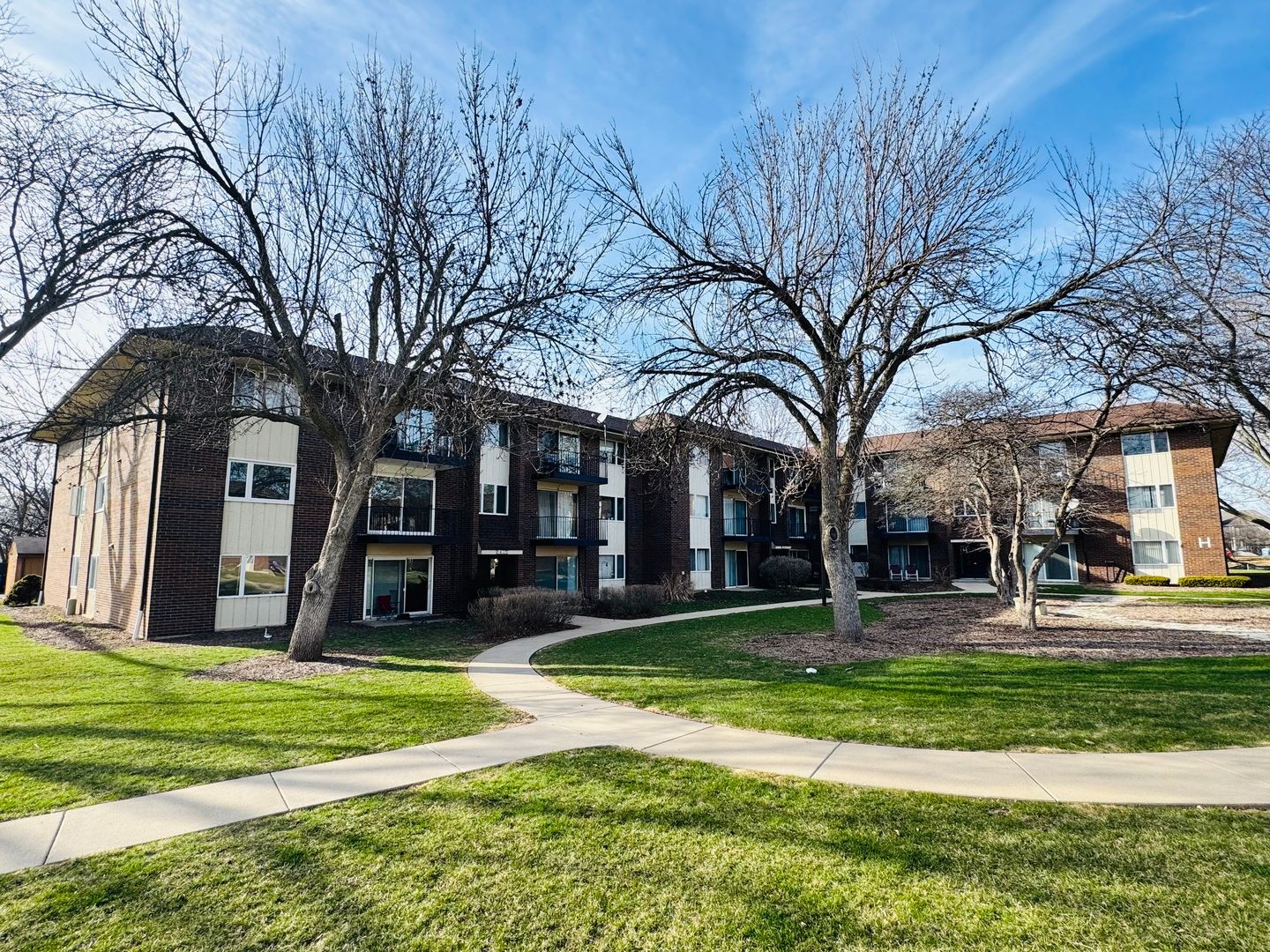 5S070 Pebblewood Lane #F11 — Naperville, IL 60563