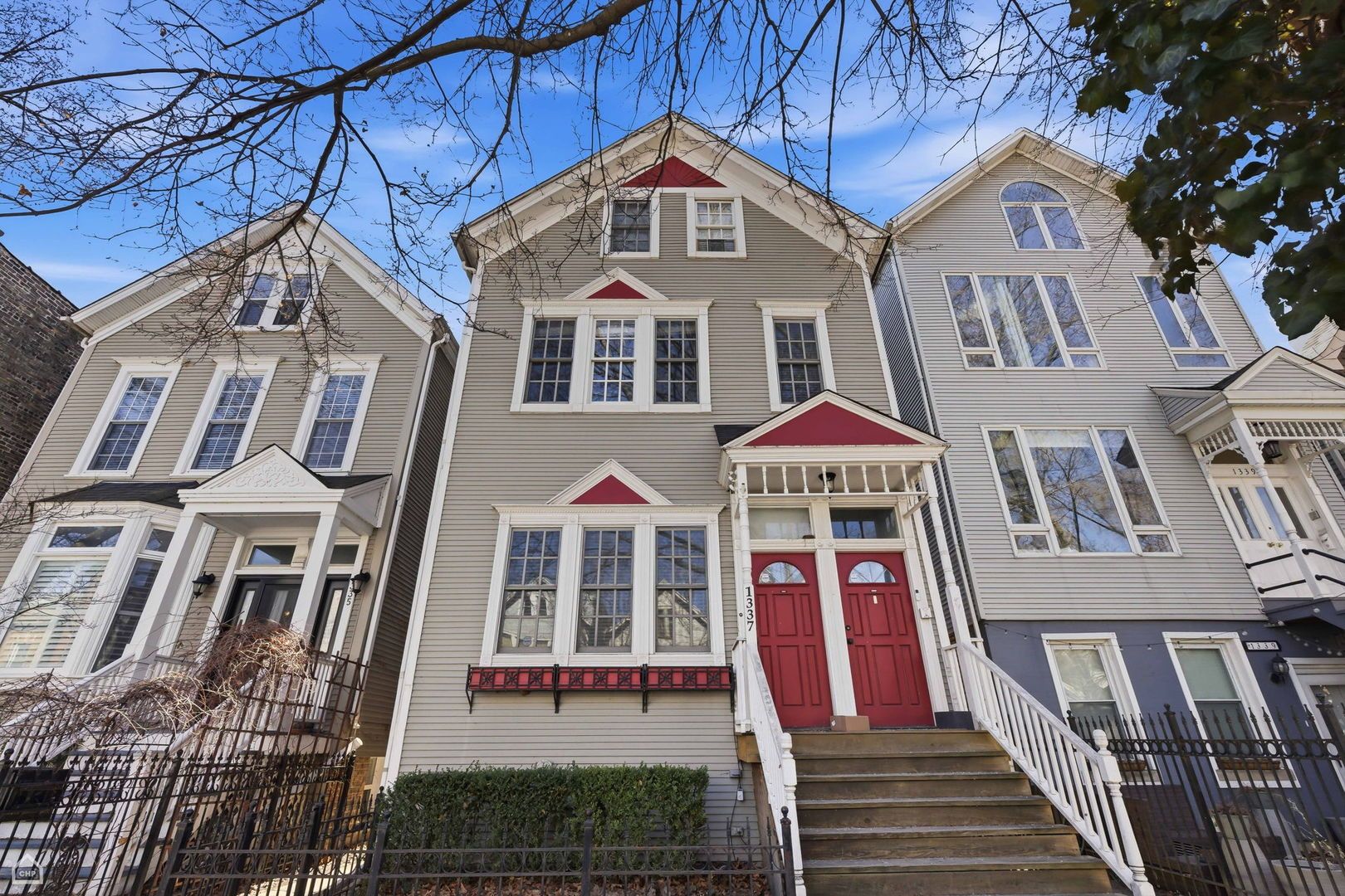 1337 W Barry Avenue — Chicago, IL 60657