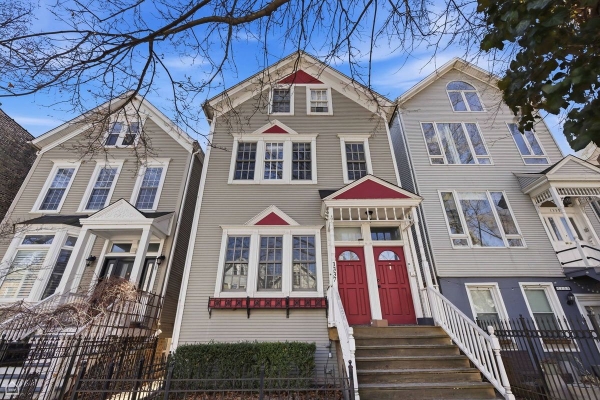 1337 Barry Avenue, Chicago, IL 60657