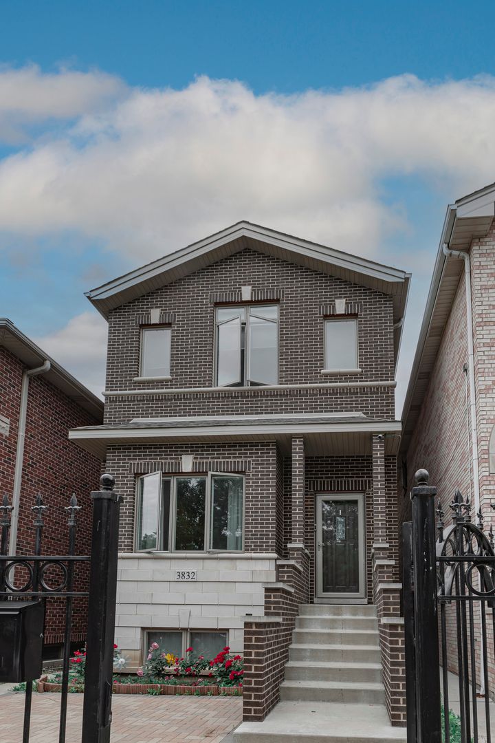 3832 S Emerald Avenue — Chicago, IL 60609