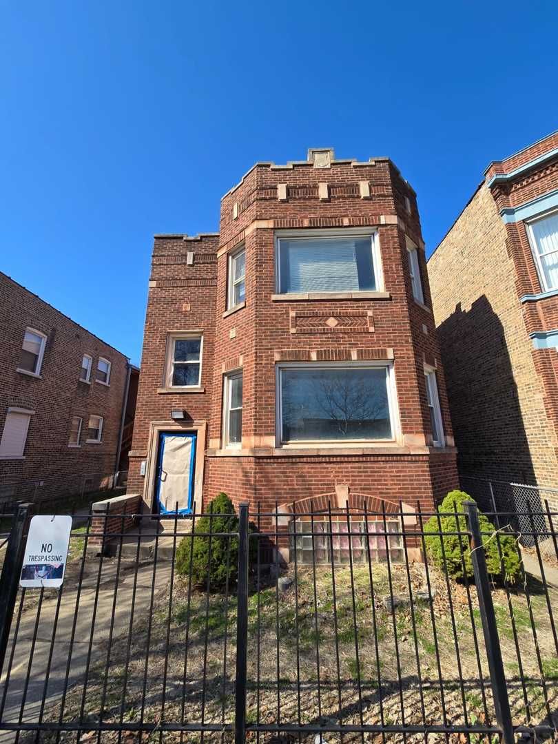 7352 S Langley Avenue — Chicago, IL 60619