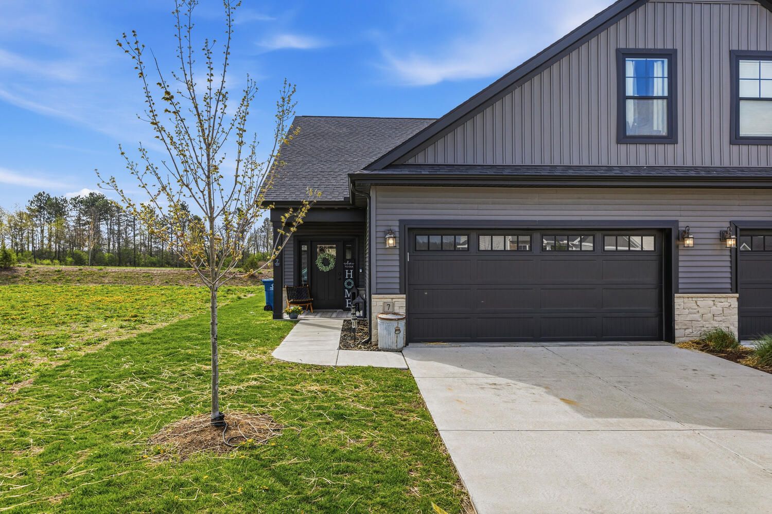 7 Prairie Trail — Monticello, IL 61856