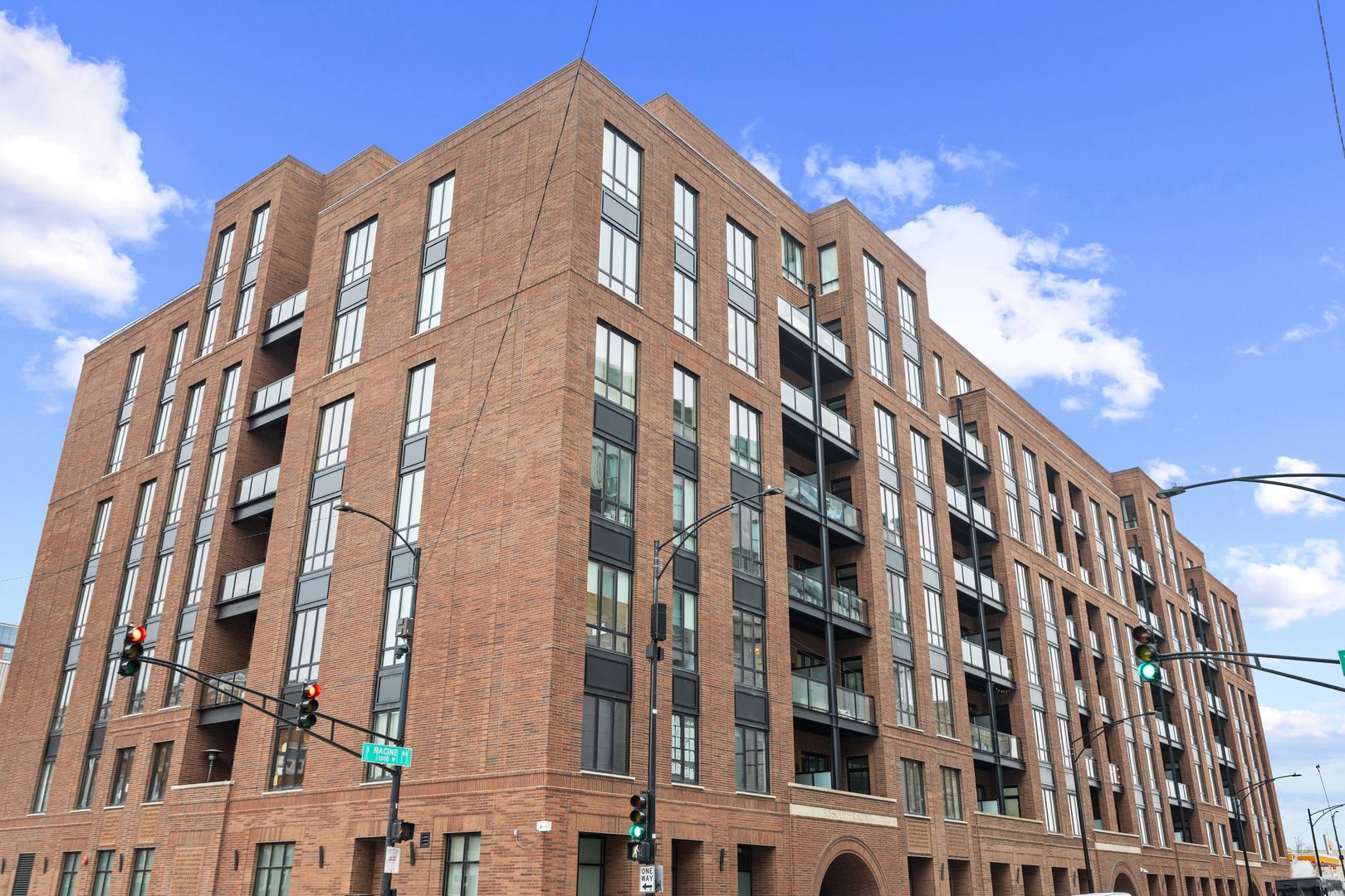 305 S Racine Avenue #PHD — Chicago, IL 60607