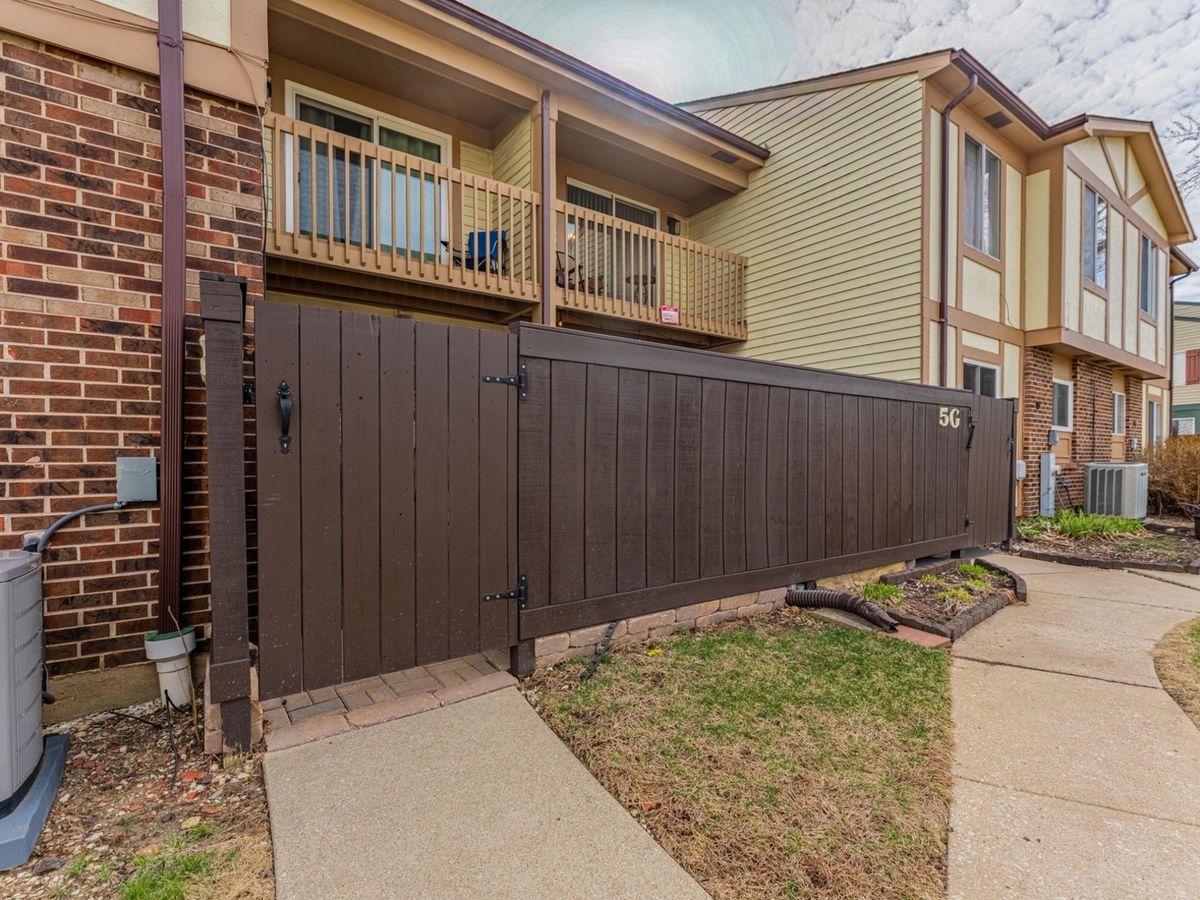 5G Fernwood Drive, Bolingbrook, IL 60440