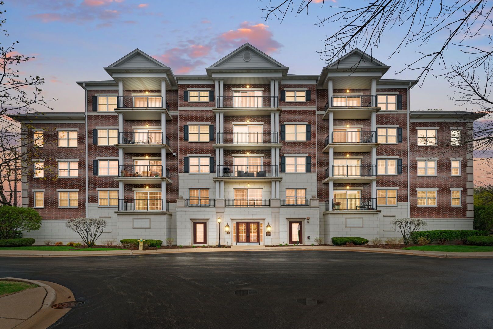 400 McDaniels Circle #405 — Clarendon Hills, IL 60514