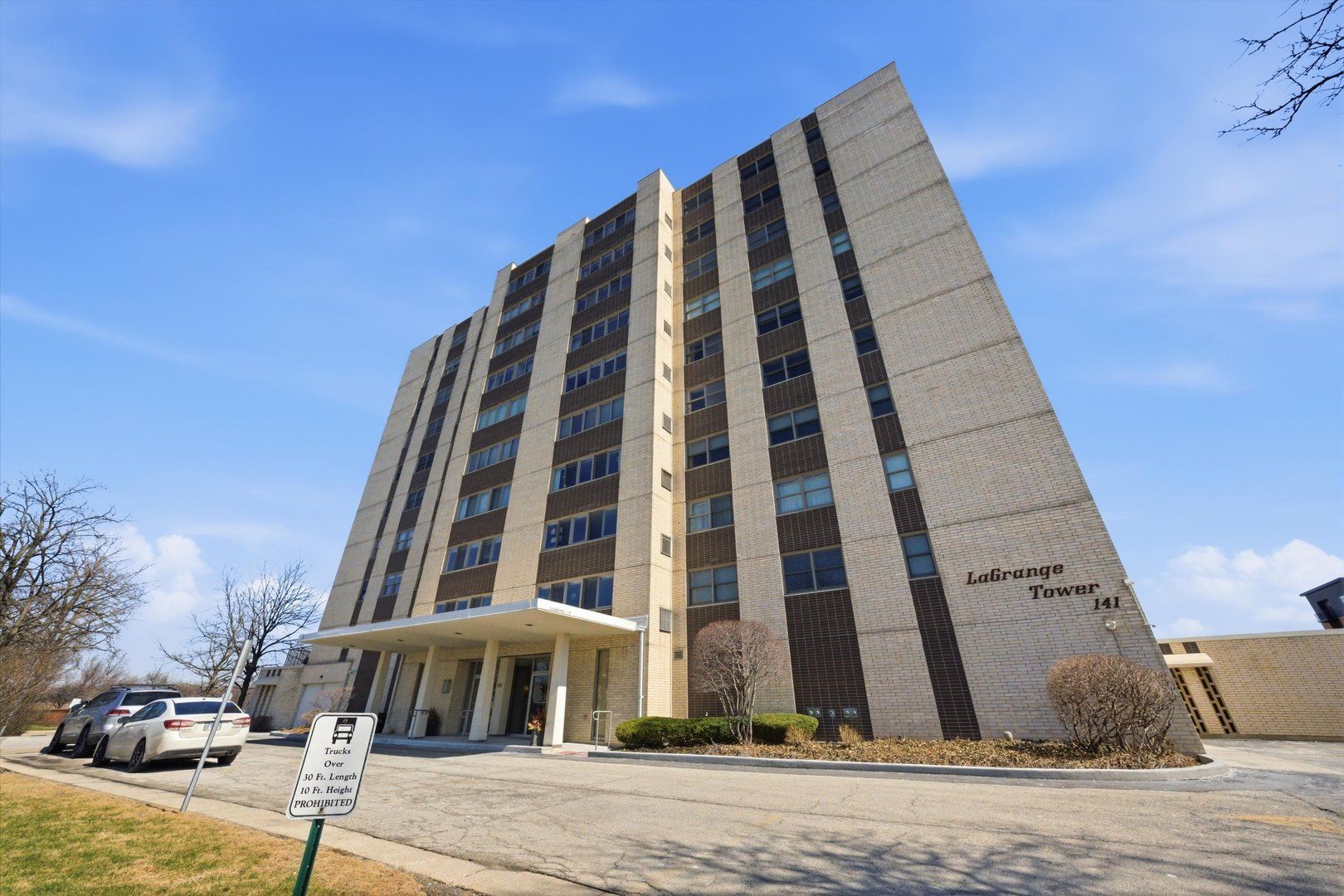 141 N La Grange Road #806 — La Grange, IL 60525