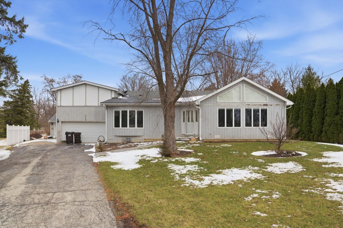 23203 Prairie Lane, Lincolnshire, IL 60069