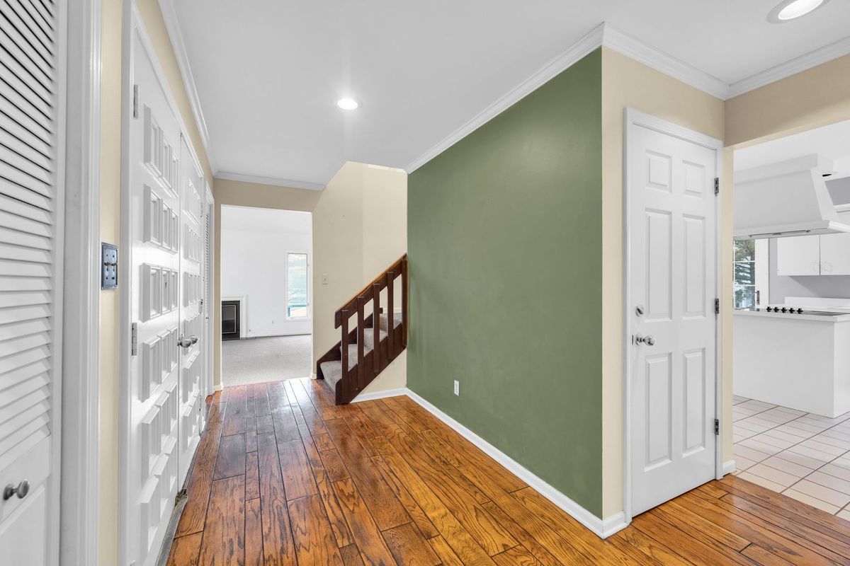 8 Heaton Court, Sugar Grove, IL 60554