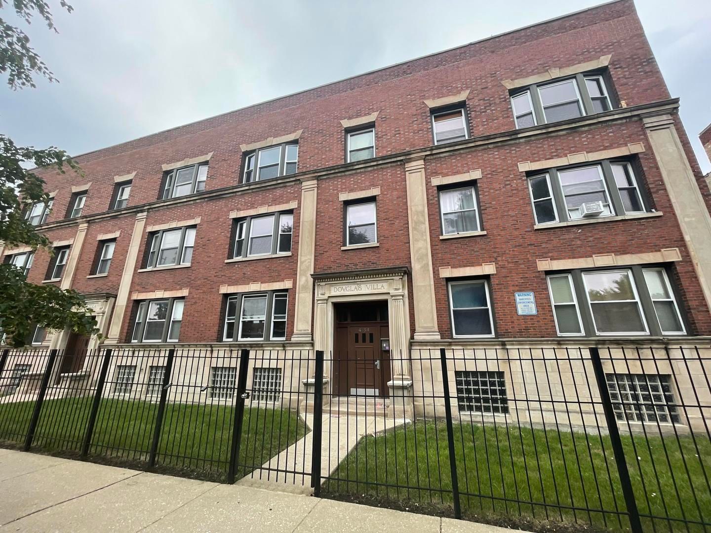4354 W Washington Boulevard #202 — Chicago, IL 60624