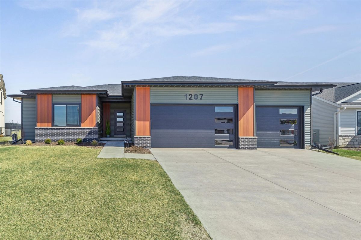 1207 Colonial Court, Eldridge, IA 52748