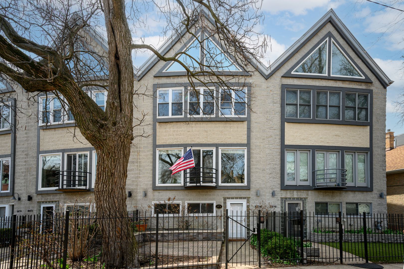1874 N Oakley Avenue — Chicago, IL 60647