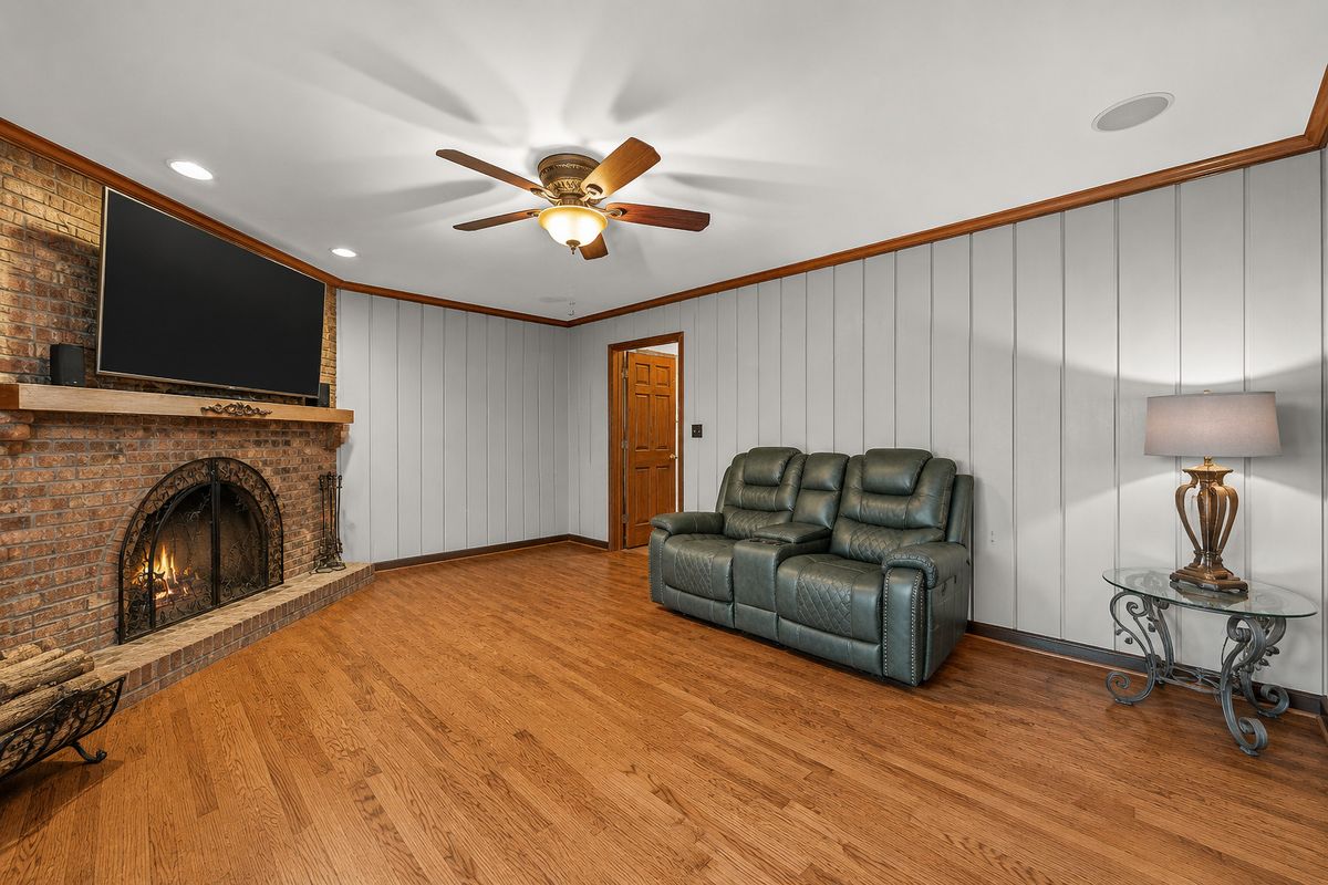 655 Oakview Drive, Algonquin, IL 60102
