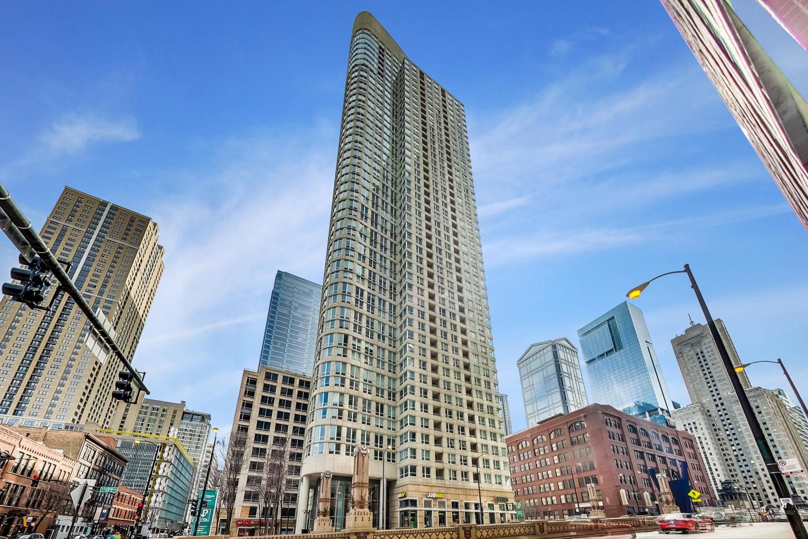 345 N La Salle Drive #902 — Chicago, IL 60654