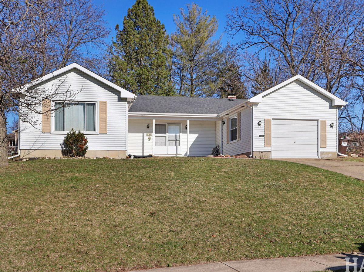 810 Oakwood Drive, McHenry, IL 60050