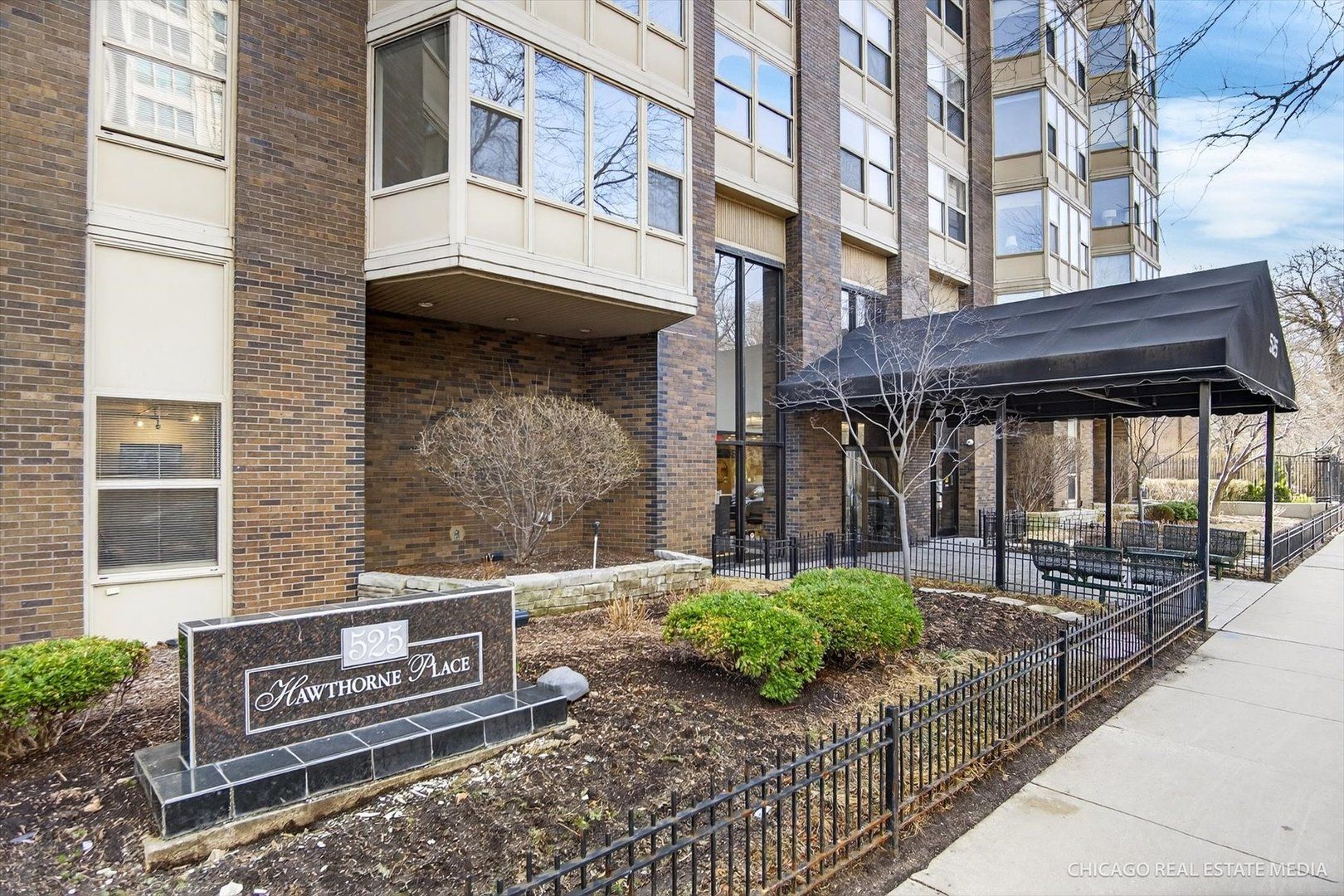 525 W Hawthorne Place #1001 — Chicago, IL 60657