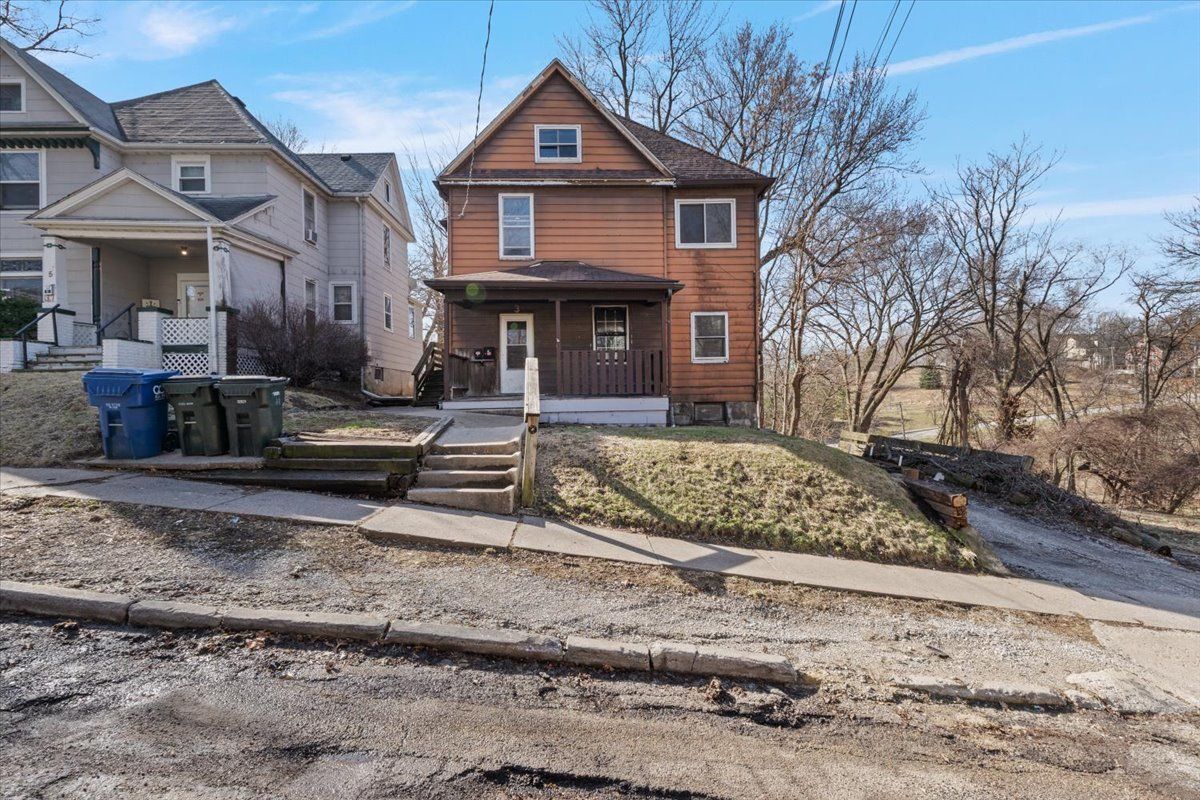 3 Riverview Place, Davenport, IA 52803