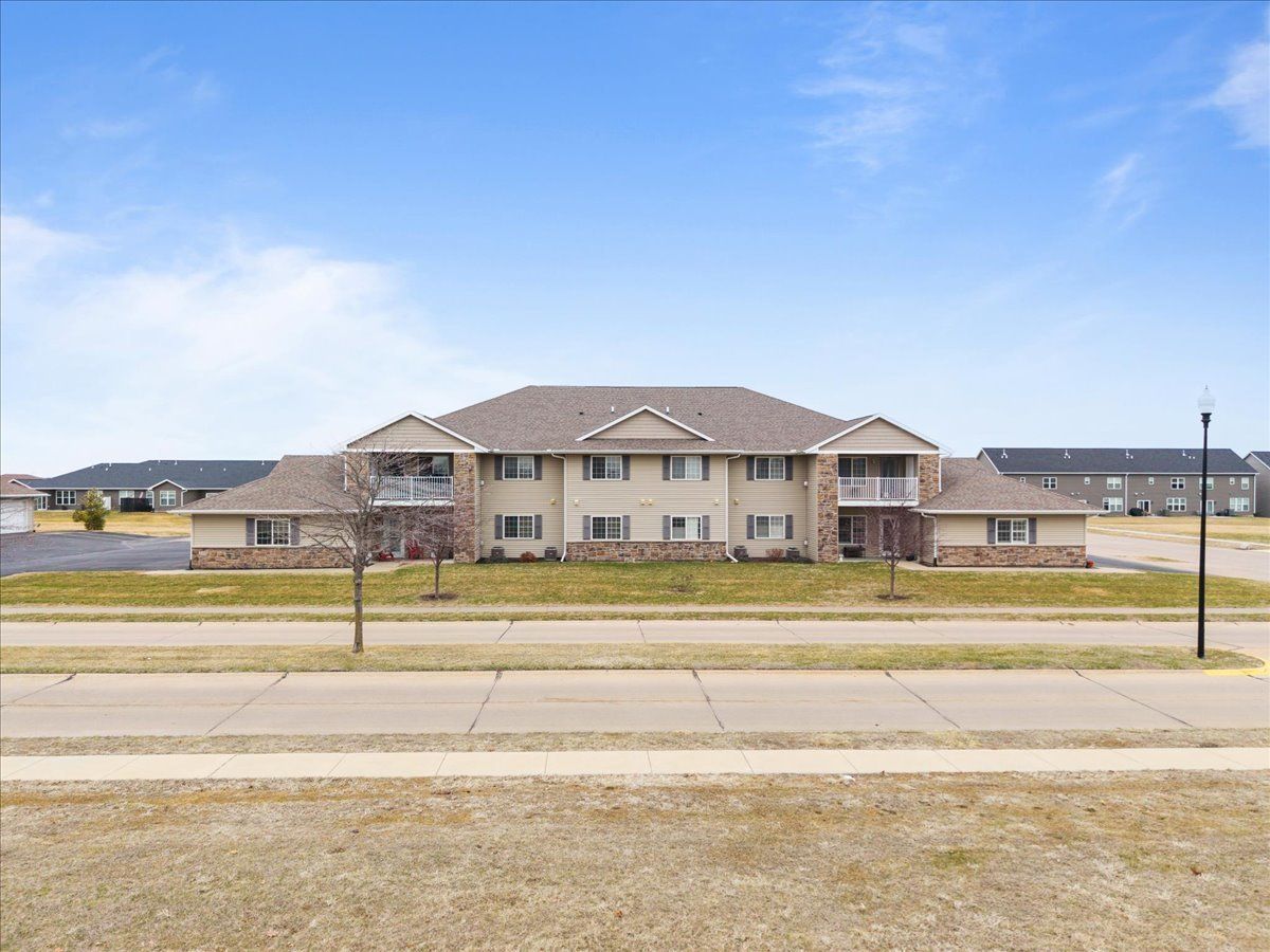 340 E Franklin Street #202 — Eldridge, IA 52748