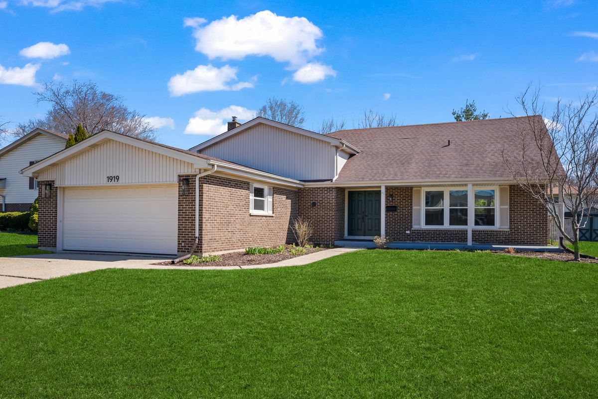 1919 Pinetree Drive, Arlington Heights, IL 60004