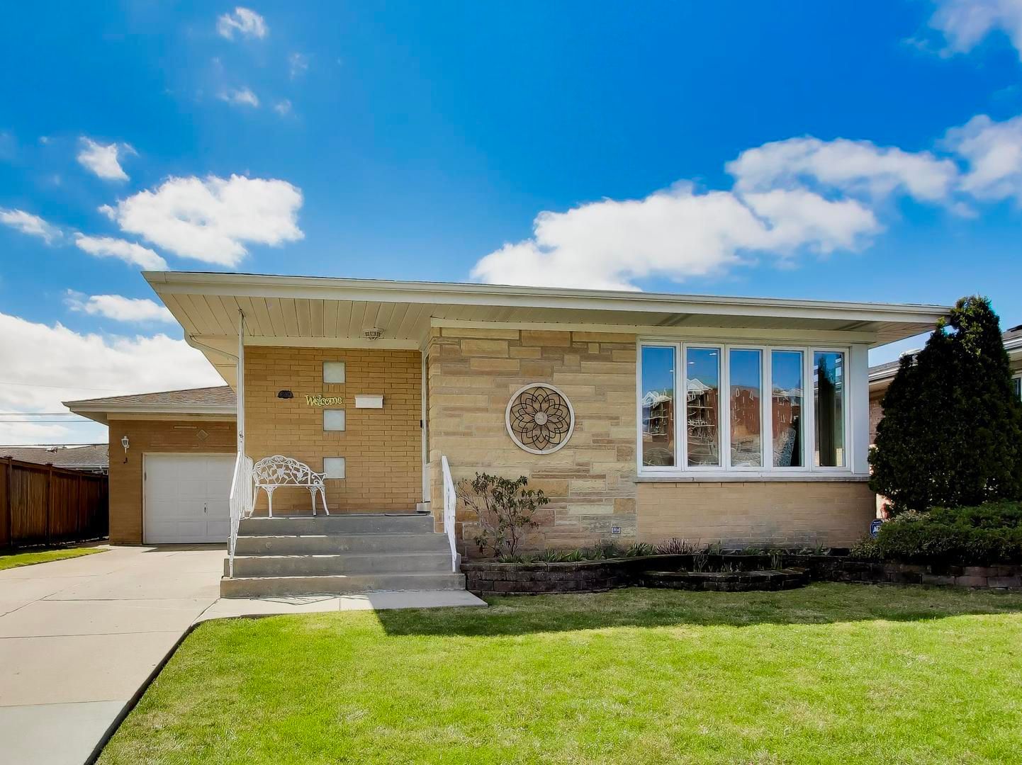 8547 W Saint Joseph Avenue — Chicago, IL 60656